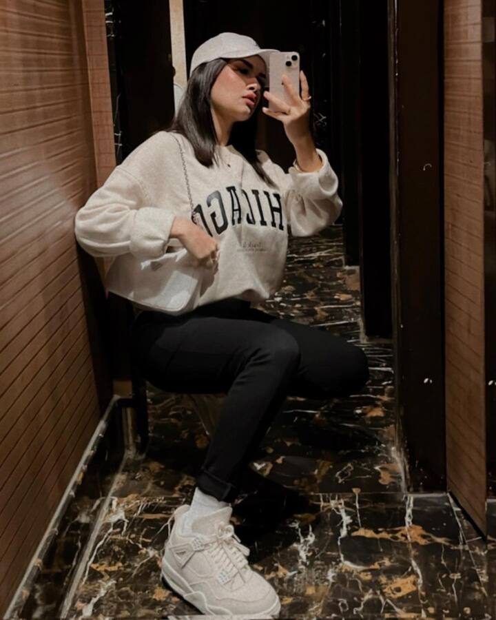 हाल ही में अवनीत कौर ने इंस्टाग्राम पर कुछ तस्वीरें शेयर की हैं. इन तस्वीरों में एक्ट्रेस का एक से बढ़कर एक स्टाइलिश लुक देखने को मिल रहा है.