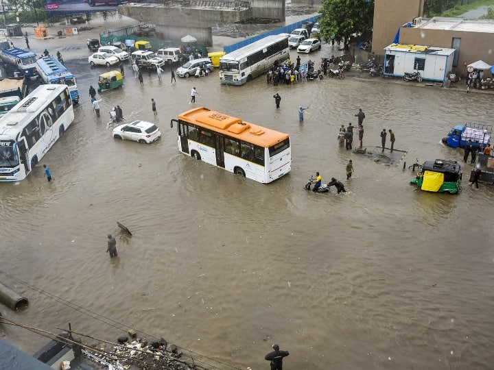 Gujarat Weather Update Six people died due to lightning red alert issued in many districts Gujarat Rain Forecast: गुजरात में बारिश का कहर, बिजली गिरने से छह लोगों की हुई मौत, कई जिलों में रेड अलर्ट जारी 