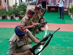 Etawah News: कानपुर IG ने किया सिविल लाइन थाने का औचक निरीक्षण, हड़बड़ाहट में रायफल चलाना भूल गए कुछ सिपाही