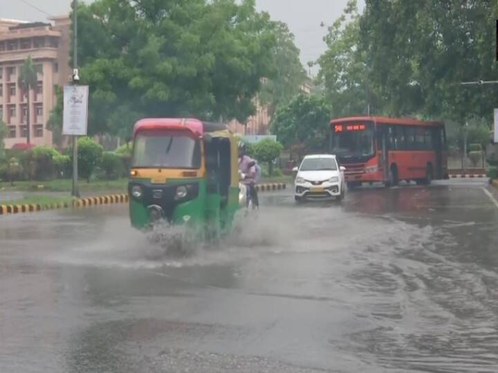 Delhi Weather Forecast: दिल्ली-एनसीआर के कुछ हिस्सों में हुई भारी बारिश, ट्रैफिक पुलिस ने लोगों को दी ये सलाह Delhi Weather Forecast IMD Alerts: Delhi Noida Heavy Rain Waterlogging Traffic Jam Latest News Delhi Weather Forecast: दिल्ली-एनसीआर के कुछ हिस्सों में हुई भारी बारिश, ट्रैफिक पुलिस ने लोगों को दी ये सलाह