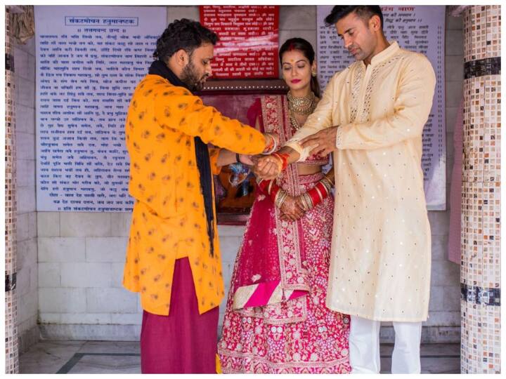 Payal Rohatgi And Sangram Singh Seeks Blessings From Ancient Mahadev Temple After Wedding Payal Rohatgi और Sangram Singh ने शादी के बाद प्राचीन मंदिर में टेका मत्था, खूबसूरत तस्वीरें आईं सामने