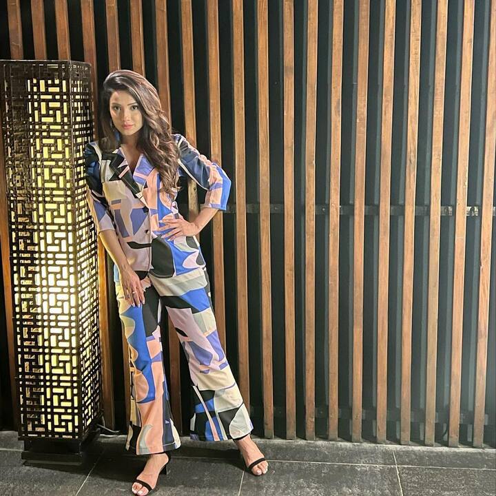 मॉडलिंग से अपना करियर शुरू करने वाली अदा ने जंप शूट में फोटोज साझा की हैं. उन्होंने ब्लैक हील्स के साथ आउटफुट को कंप्लीट लुक दिया है.