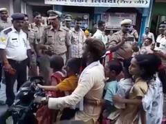 Auraiya News: औरैया में बाइक पर बैठे 7 लोग, ट्रैफिक नियम की उड़ी धज्जियां, देखें वायरल तस्वीर