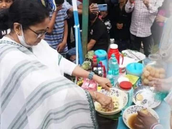 Mamata Banerjee serves panipuris to darjeeling people video goes viral Watch Video:டார்ஜிலிங் மக்களுக்கு பானிபூரி வழங்கிய முதலமைச்சர் மம்தா பானர்ஜி!