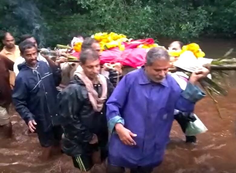 Ratnagiri News: मृत्यूनंतरही मरणयातना; रस्ता नाही, पूल नाही; कंबरेभर पाण्यातून निघाली अंत्ययात्रा 