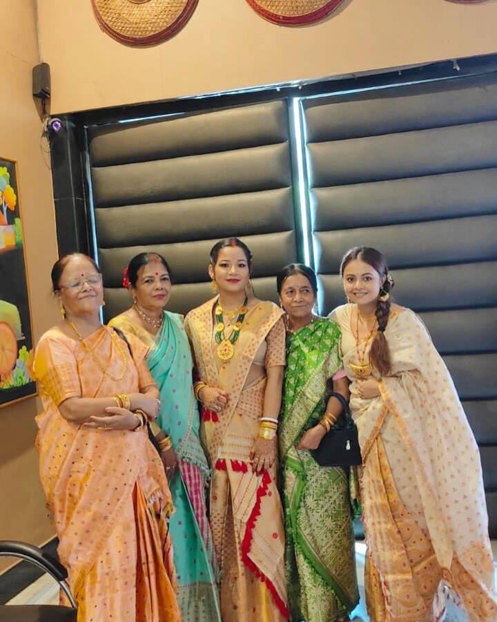 देवोलीना भट्टाचार्जी ने अपने भाई की शादी से कई तस्वीरें सोशल मीडिया पर शेयर की हैं, जिसमें उनका पूरा परिवार नजर आ रहा है.