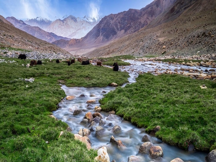 IRCTC Leh Ladakh Tour: लेह-लद्दाख भारत के सबसे खूबसूरत जगहों में से एक है. हर साल लाखों की संख्या में सैलानी लेह-लद्दाख घूमने को जाते हैं. अगर आप भी अगस्त के महीने से लेकर अक्टूबर तक लेह-लद्दाख घूमना चाहते हैं तो इस पैकेज का लाभ उठा सकते हैं. (PC: Freepik)