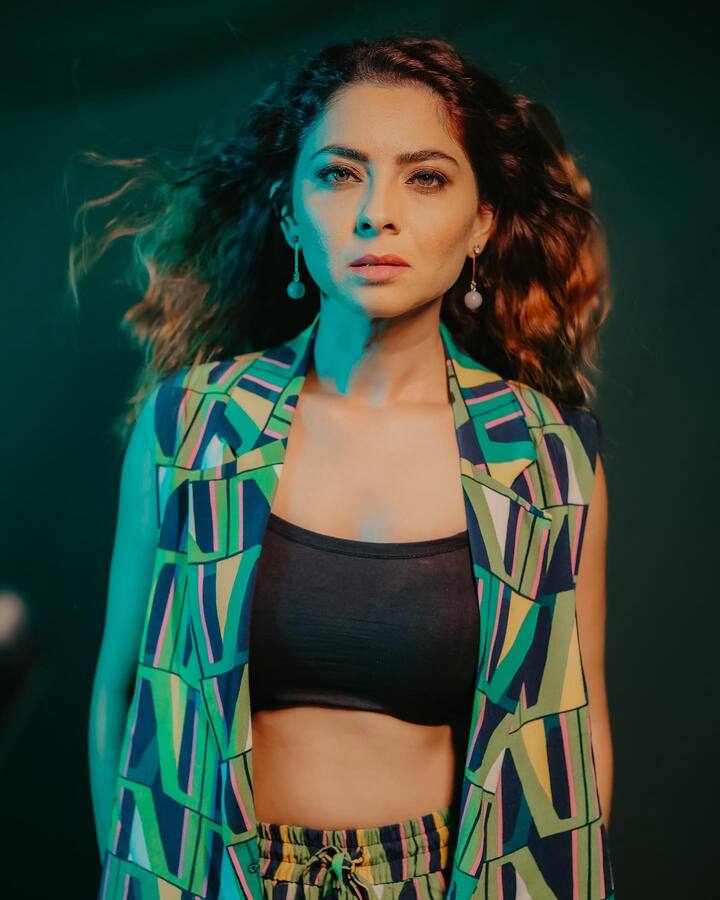 दर्जेदार चित्रपटातून लोकप्रिय झालेली अभिनेत्री सोनाली कुलकर्णी तिच्या खास लुक्समुळे नेहमी चर्चेत असते.(photo:/sonalee18588/ig)