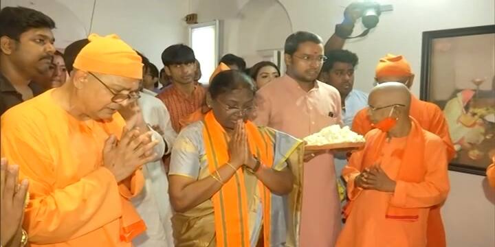 সিমলা স্ট্রিটের বাড়িতে গিয়ে স্বামীজির মূর্তিতে শ্রদ্ধাজ্ঞাপন করেন। এরপর ঘুরে দেখেন সংগ্রহশালা।