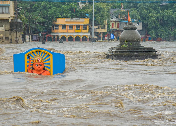 এদিন বৃষ্টিতে সাময়িক বিরতি হলেও একাধিক গ্রামে যোগাযোগের রাস্তা এখনও প্লাবিত।