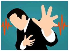 Heart Attack : हार्ट अटैक से पहले दिखते हैं ये लक्षण, समय रहते कराएं इलाज