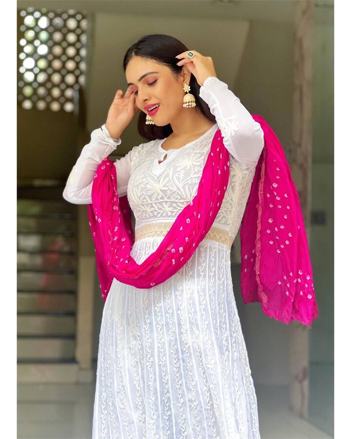 बता दें कि नेहा मलिक की इंस्टाग्राम अकाउंट पर काफी तगड़ी फैन फॉलोइंग है. यही वजह है कि उनकी हर पोस्ट सोशल मीडिया पर खूब वायरल होती है.