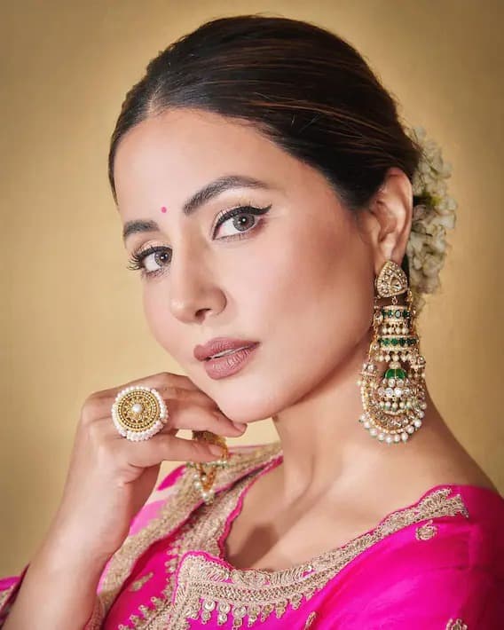 ਹਿਨਾ ਨੇ ਵੀ ਲੁੱਕ ਨੂੰ ਪੂਰਾ ਕਰਨ ਲਈ ਆਪਣੇ ਹੱਥਾਂ ਵਿੱਚ ਇੱਕ ਵੱਡੀ ਅੰਗੂਠੀ ਪਾਈ ਹੋਈ ਹੈ ਅਤੇ ਉਸਦੇ ਚਿਹਰੇ 'ਤੇ ਉਸਦੀ ਪਿਆਰੀ ਮੁਸਕਾਨ ਕੌਣ ਭੁੱਲ ਸਕਦਾ ਹੈ।
