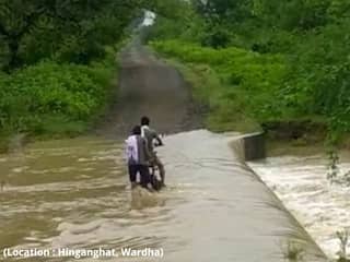 Wardha Rain Updates : पोहना ते वेणी नागरिकांचा जीवघेणा प्रवास; पुलावर मोठ्या प्रमाणात खड्डे, अपघाताची शक्यता बळावली