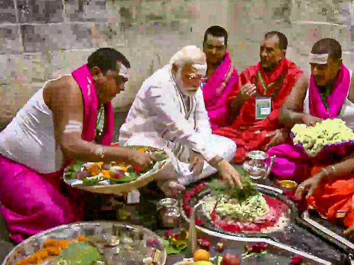PM Modi Deoghar Visit Photo PM Modi road show in Deoghar Jharkhand | PM Modi Deoghar Visit Photo: झारखंड के देवघर में पीएम मोदी ने किया रोड शो, बाबा बैद्यनाथ के मंदिर