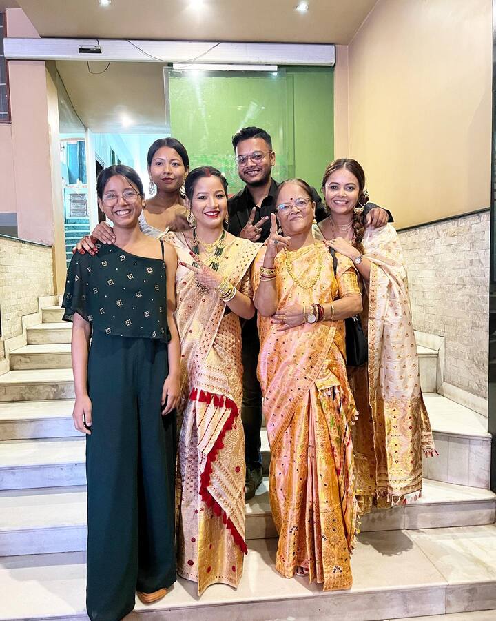 बता दें कि, मेखला चादर असमिया साड़ी को कहा जाता है. देवोलीना कई बार मेखला चादर को फ्लॉन्ट कर चुकी हैं. वह बिग बॉस में भी इसे पहनी नजर आई थीं.