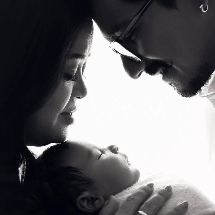 ਭਾਰਤੀ ਸਿੰਘ ਅਤੇ ਹਰਸ਼ ਲਿੰਬਾਚੀਆ ਨੇ ਬਲੈਕ ਐਂਡ ਵ੍ਹਾਈਟ ਫੋਟੋਸ਼ੂਟ ਕਰਵਾਇਆ ਹੈ। ਇਸ ਫੋਟੋਸ਼ੂਟ 'ਚ ਉਨ੍ਹਾਂ ਦੇ ਬੇਟੇ ਲਕਸ਼ੈ ਦੀਆਂ ਤਸਵੀਰਾਂ ਹਨ।