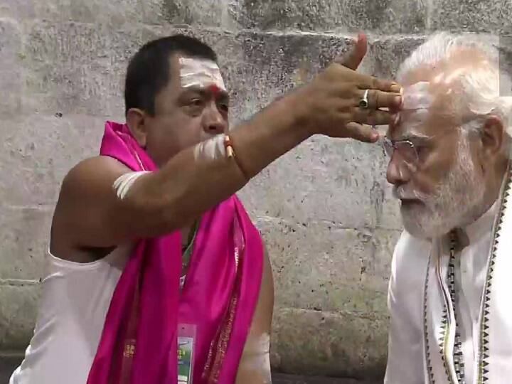 बाबा बैद्यनाथ धाम को द्वादश ज्योतिर्लिंगों में नौवां ज्योतिर्लिंग माना जाता है. द्वादश ज्योतिर्लिंग में देवघर ही एकमात्र स्थल है जहां शिव और शक्ति एक साथ विराजमान हैं. ये एक मात्र मंदिर है जहां गठबंधन की परंपरा रही है.