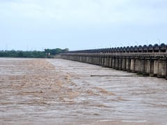 Konaseema Boat Stuck: గోదావరిలో 7 కి.మీ. కొట్టుకుపోయిన పడవ, అందులో 15 మంది రైతులు