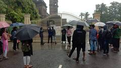 Savitribai Phule Pune University: पुणे विद्यापीठात भरपावसात फिवाढीविरोधात घंटानाद आंदोलन