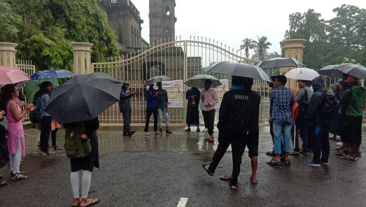 पुणे विद्यापीठात विद्यार्थ्यांचं फीवाढ विरोधात भरपावसात आंदोलन सुरु आहे. (सर्व फो)