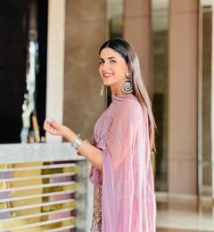 Pranjal Dahiya ने सादगी से लूट ली महफिल, खूबसूरती देख हार बैठे फैंस अपना दिल