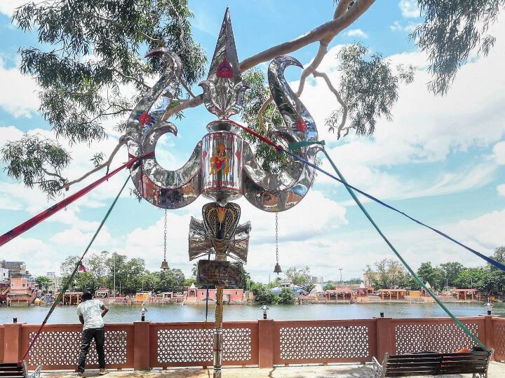 बाबा बैद्यनाथ धाम हो, काशी विश्वनाथ धाम हो, केदारनाथ धाम हो, अयोध्या धाम हो, रामायण सर्किट हो, भगवान बुद्ध से जुड़े पवित्र स्थान हों, देश में आस्था, अध्यात्म और ऐतिहासिक महत्व से जुड़े हर स्थान में आधुनिक सुविधाएं तैयार की जा रही हैं. 