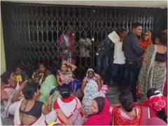 Siddharthnagar: मानदेय न मिलने से नाराज आशा वर्कर्स ने हॉस्पिटल में जड़ा ताला, स्टाफ को बनाया बंधक