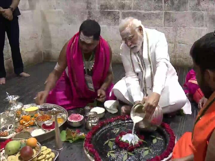 श्रावणी मेले को झारखंड का सबसे बड़ा सामाजिक-धार्मिक आयोजन माना जाता है, यहां हर साल सावन के महीने में देश-विदेश से औसतन 35 लाख से अधिक श्रद्धालु जुटते हैं. सीएम हेमंत सोरेन ने भी निर्देश दिया है कि मेला क्षेत्र में श्रद्धालुओं को हर संभव सुविधा मुहैया कराई जाए जिससे सभी सुरक्षित और सुलभ जलार्पण कर सकें. उन्होंने कहा है कि हर हाल में सभी कांवड़ियों के साथ व्यवहार विनम्र रखा जाए.