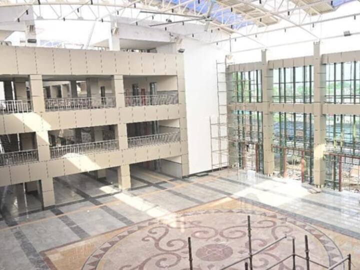 इस स्टेशन पर पर्यटक केंद्र, टैक्सी बूथ, चाइल्ड केयर सेंटर, वीआईपी लाउंज, ऑडिटोरियम और वीआईपी गेस्ट हाउस समेत और भी कई सुविधाओं को बढ़ाने का काम जारी है.