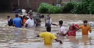 Gujarat Rain: કરજણમાં પાણીમાં ફસાયેલા લોકોની મદદે આવી પોલીસ, 255 લોકોનું રેસ્ક્યુ