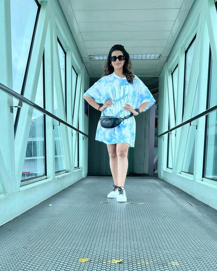 अक्षरा सिंह का एयरपोर्ट लुक काफी स्टाइलिश है. एक्ट्रेस ब्लू कलर की ड्रेस में बेहद क्यूट लग रही हैं. उनकी इन तस्वीरों पर धड़ाधड़ लाइक और कमेंट की बरसात देखने को मिल रही है.