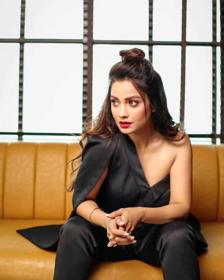 अदा खान की फैन फॉलोइंग लाखों में है, वह लगातार सोशल मीडिया पर अपने फैंस से जुड़ी रहती हैं.