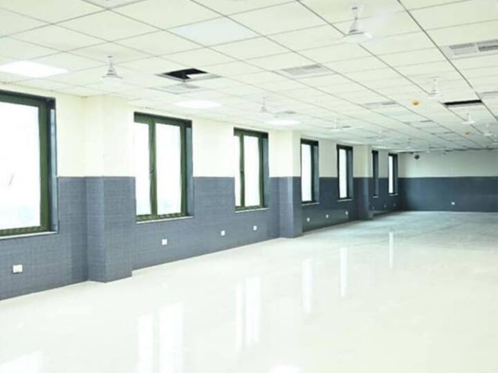 इस रेलवे स्टेशन को वर्ल्ड क्लास सुविधाओं से तैयार किया जा रहा है. जो देखने में बेहद खूबसूरत है.