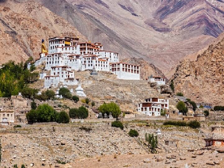 इस पैकेज का नाम है Magical Ladakh. इस पैकेज में आपको लेह-लद्दाख की Sham Valley, Leh, Nubra,Turtuk, Pangong जैसी जगहों पर घूमने का मौका मिलता है. यात्रा की शुरुआत लखनऊ से दिल्ली तेजस ट्रेन. इसके बाद दिल्ली से लेह आप फ्लाइट से ट्रैवल करेंगे.(PC: Freepik)