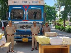 Kushinagar News: कुशीनगर में STF और पुलिस को देखते ही कंटेनर छोड़ फरार हुए तस्कर, 30 लाख का गांजा जब्त