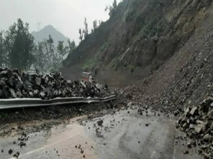 Chamba Traffic resumes after debris cleared on Rishikesh Gangotri National Highway Tehri Chamba News: चंबा में मलबा हटाने के बाद यातायात सुचारु, सिरोबगड़ में लैंडस्लाइड जारी