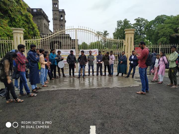 पदव्युत्तर आणि पीएच.डी अभ्यासक्रमांची फी वाढ रद्द करावी. वसतिगृहांची फी वाढ रद्द करणे. विद्यापीठाशी संलग्न असलेल्या संशोधन केंद्रांचे शुल्क विद्यापीठाच्या शुल्काशी समांतर असावे, अशा मागण्या विद्यार्थ्यांच्या आहेत.