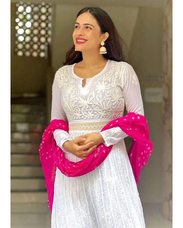 कुछ तस्वीरों में नेहा मलिक बालों को लहराते हुए पोज देती नजर आ रही हैं. जिसमें वो बेहद खूबसूरत लग रही हैं।