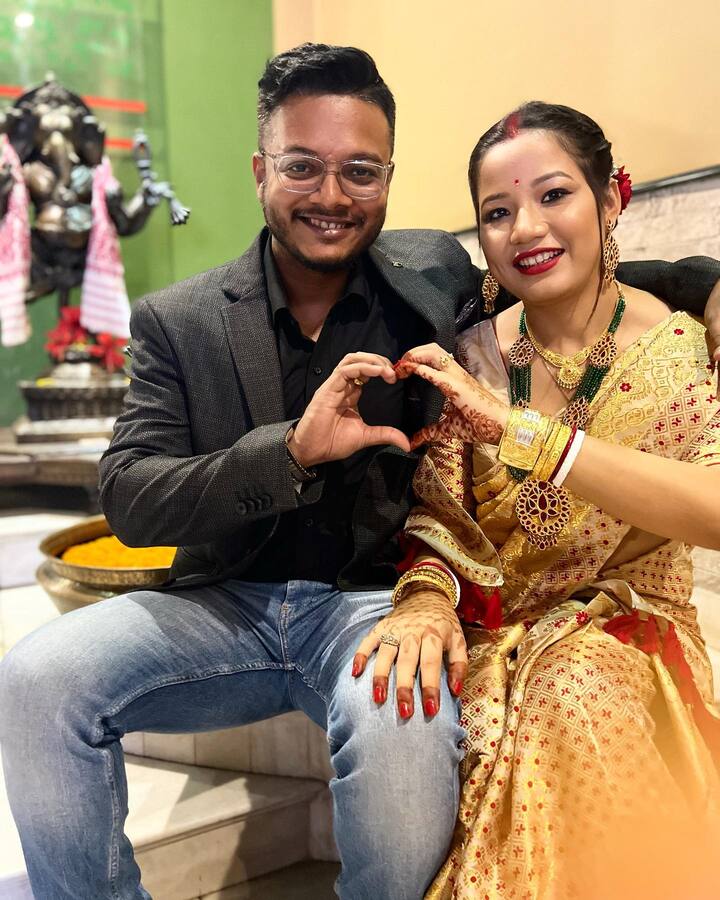 एक तस्वीर में नए-नवेले जोड़े यानी देवोलीना के भाई अंदीप और उनकी पत्नी भी नजर आ रही हैं. दोनों ने ट्रेडिशनल आउटफिट पहने थे.