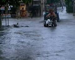 Rajkot Rains: રાજકોટમાં વહેલી સવારથી ધોધમાર વરસાદ, ઘરમાં પાણી ઘૂસતાં લોકોની હાલત બની કફોડી, જુઓ તસવીરો