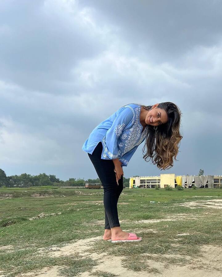 इंस्टाग्राम पर जल्द ही अक्षरा सिंह 5 मिलीयन फॉलोअर्स का आंकड़ा पार करने जा रही हैं. एक्ट्रेस इन दिनों अपने मस्ती भरे पलों की झलक फैंस के बीच शेयर कर रही हैं. के चलते वो आज कामयाबी के शिखर पर पहुंच चुकी हैं.