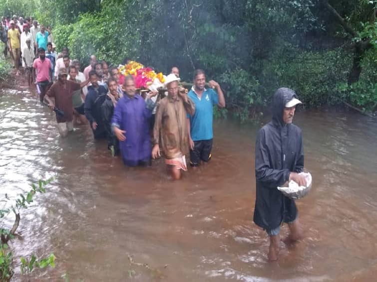 funeral through deep water in kokan ratnagiri  because of no road Ratnagiri News: मृत्यूनंतरही मरणयातना; रस्ता नाही, पूल नाही; कंबरेभर पाण्यातून निघाली अंत्ययात्रा 
