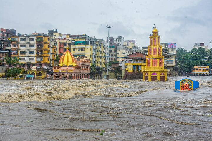 কমলা সতর্কতাও জারি করা হয়েছে বেশ কয়েকটি জেলায়। এর মধ্যেই বিপর্যস্ত মহারাষ্ট্রের একাধিক অংশ।