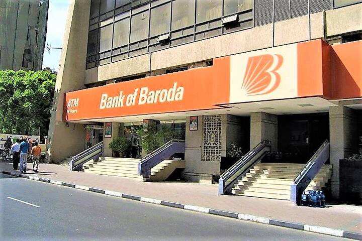 Bank of Baroda:  यहां से कार लोन राशि 1 लाख रु और अवधि 5 साल मान कर चले, तो बैंक ऑफ बड़ौदा (BOB) कार लोन पर 7.70% से 10.95 % ब्याज दर की पेशकश कर रहा है. यह बैंक कार लोन पर प्रोसेसिंग फीस 1500 रुपये+GST ले रहा है. यहां ईएमआई 2013 से 2172 रु के बीच होगी.
