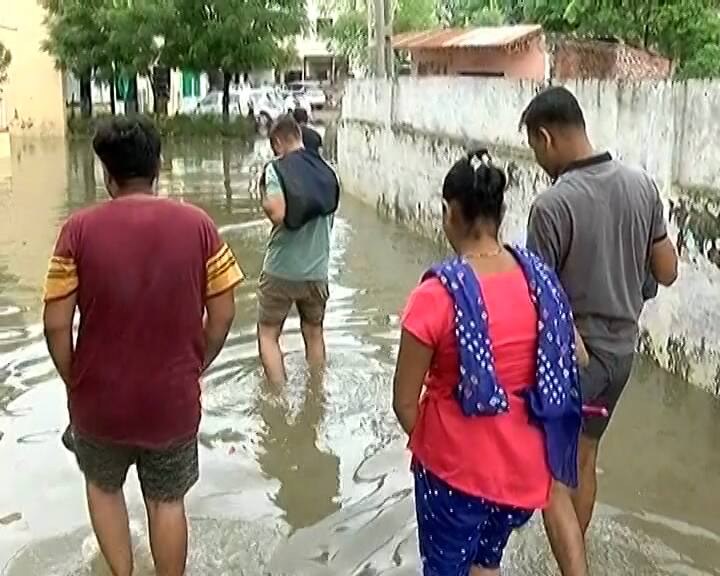 અમદાવાદ શહેરમાં ધોધમાર વરસાદ બાદ વીતેલા 48 કલાકના સમયમાં સમગ્ર શહેરમાં અત્ર-તત્ર- સર્વત્ર વરસાદે વેરેલી તારાજીના દ્રશ્યો જોવા મળી રહ્યા છે. શહેરના અનેક વિસ્તારોમાં હજુ પાણી ઓસર્યા નથી