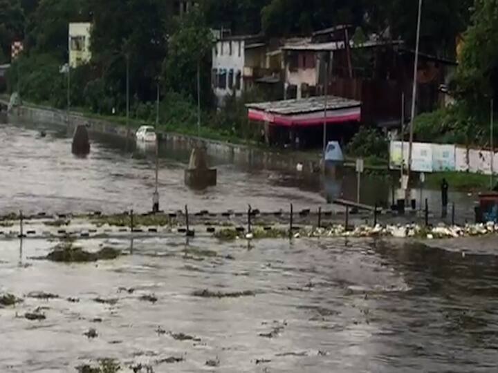 पुण्यातील शहराच्या मध्यवर्ती भागात असलेला डेक्कन परिसरातील बाबा भिडे पूल पाण्याखाली..