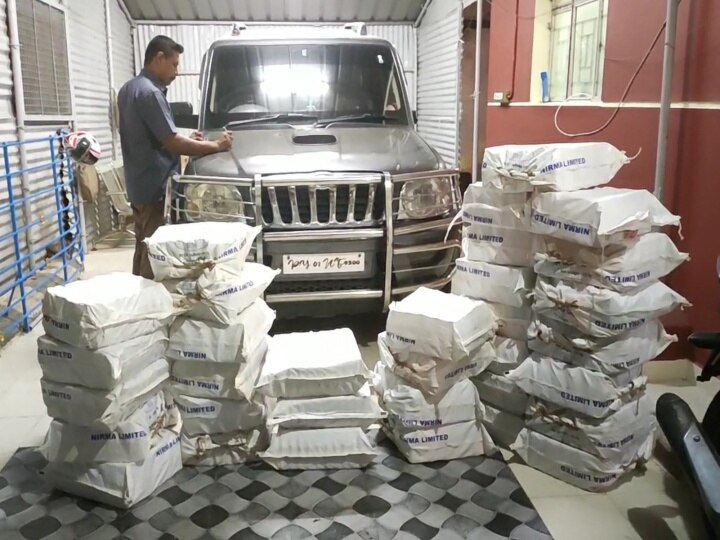 Liquor Smuggling: சீர்காழியில் சொகுசு காரில்  சாராயம் கடத்தல் - சாராய பாட்டில்களை  மண்ணில் ஊற்றி அழித்த போலீஸ்