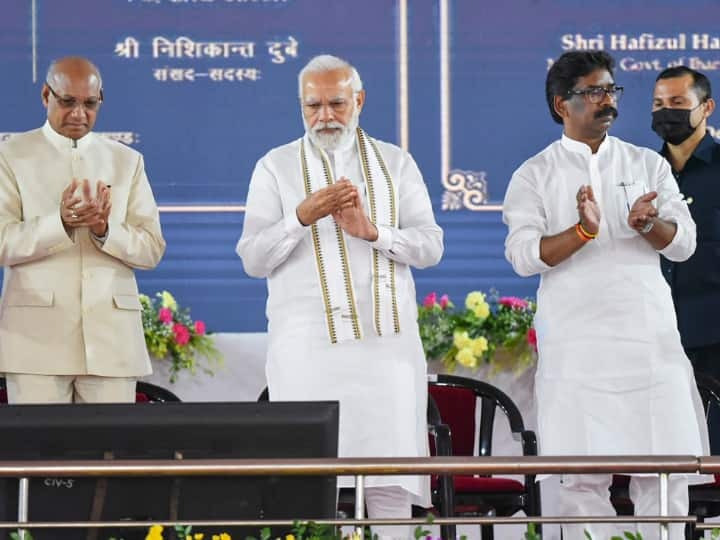 PM Narendra Modi Inaugurate Devghar Airport and AIIMS in Jharkhand Jharkhand: पीएम नरेंद्र मोदी ने झारखंड में देवघर एयरपोर्ट, AIIMS का किया उद्घाटन, कहा- झारखंड विकास की नई ऊंचाइयों को छूएगा