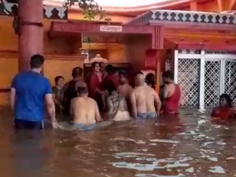 Dakshinadwar ceremony held in Narsobawadi, hundreds of devotees attend for bathing Narsobawadi : नरसोबावाडीमध्ये दक्षिणद्वार सोहळा संपन्न, स्नान करण्यासाठी शेकडो भाविकांची हजेरी